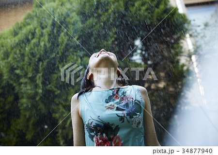 雨に打たれる女性 34877940