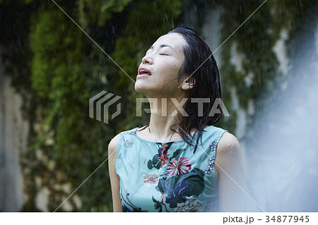 雨に打たれる女性 雨に打たれる女性 34877945