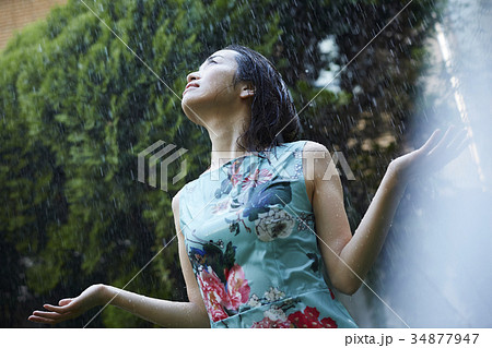 雨に打たれる女性 34877947