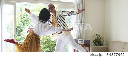 ダンスをするシニア夫婦 34877962