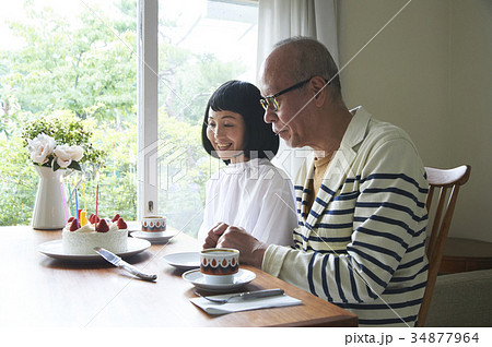 記念日を祝うシニアカップル 記念日を祝うシニアカップル 34877964