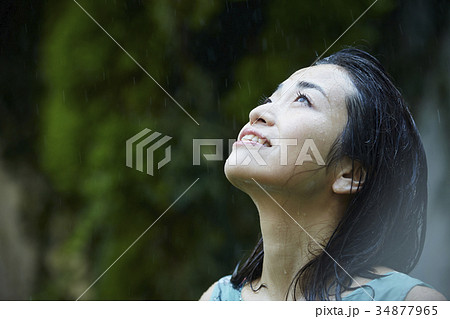 雨に打たれる女性の写真素材