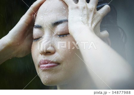 雨に打たれる女性 34877988