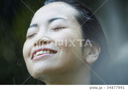 雨に打たれる女性 雨に打たれる女性 34877991