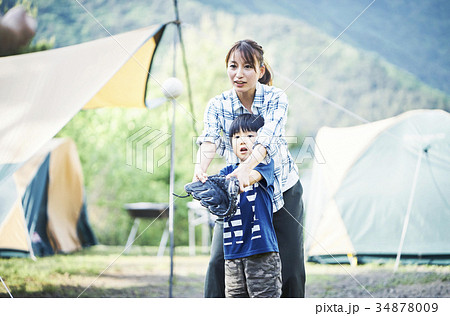 キャッチボールをする家族 キャッチボールをする家族 34878009