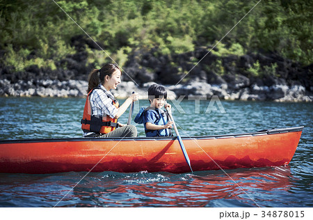 カヌーを漕ぐ家族 カヌーを漕ぐ家族 34878015