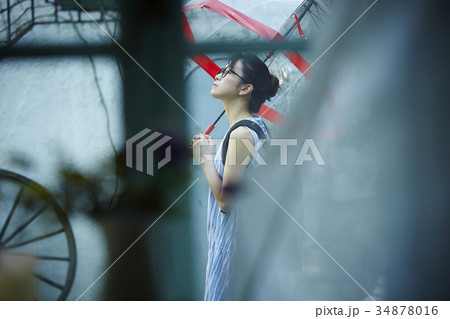 雨の日　お出かけをする女性 34878016