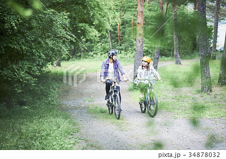 マウンテンバイクに乗るカップル 34878032