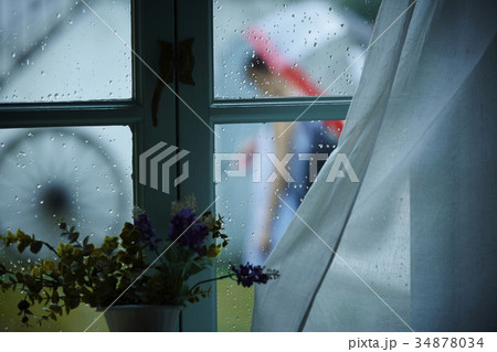雨の日　窓辺　お出かけをする女性 34878034