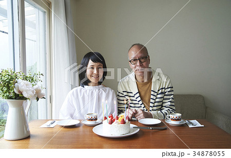 記念日を祝うシニアカップル 記念日を祝うシニアカップル 34878055