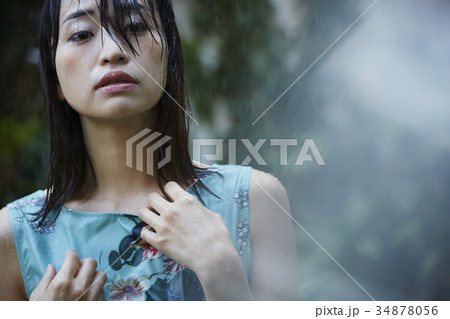 雨に打たれる女性 34878056
