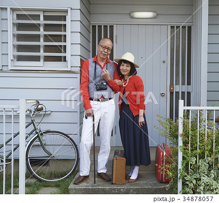 シニアカップル　旅行　出発　玄関 34878057