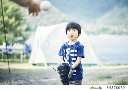 キャッチボールをする男の子 34878070