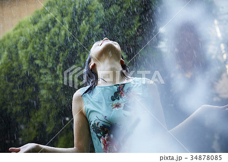 雨に打たれる女性 34878085