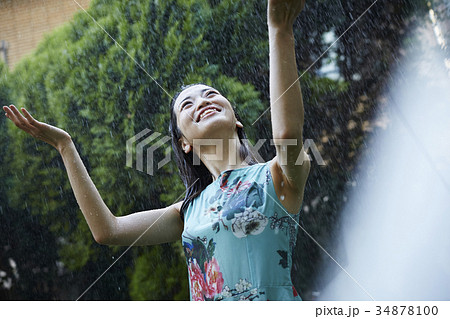 雨に打たれる女性 34878100