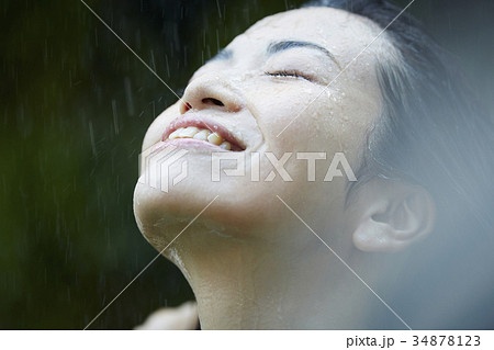 雨に打たれる女性 雨に打たれる女性 34878123