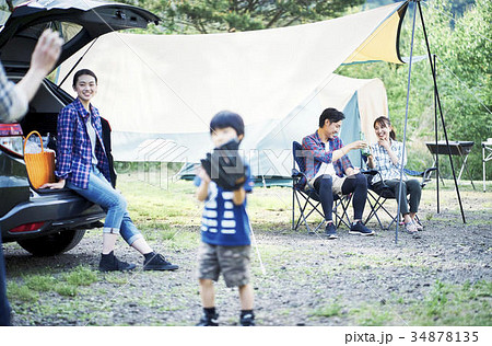 キャッチボールをする家族 キャッチボールをする家族 34878135