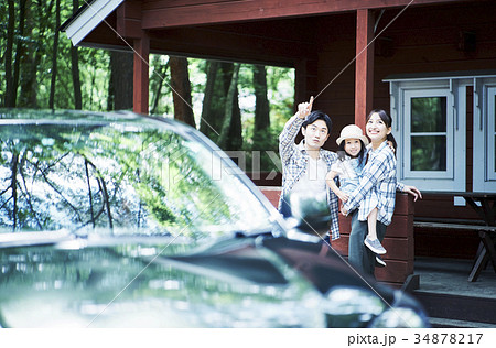 キャンプを楽しむ家族 34878217