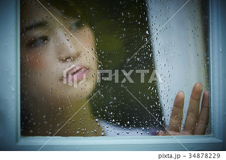 雨の日 自宅で過ごす女性 雨の日 自宅で過ごす女性 34878229