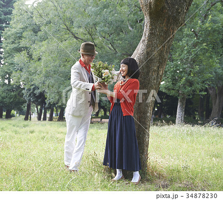 花束　サプライズ　シニアカップル 34878230