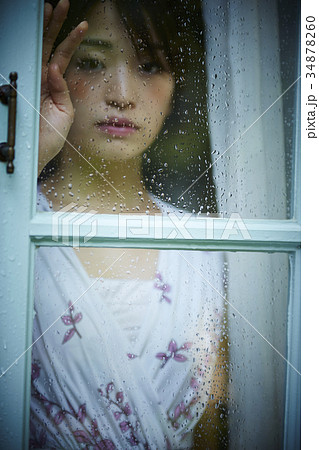 雨の日 自宅で過ごす女性 雨の日 自宅で過ごす女性 34878260