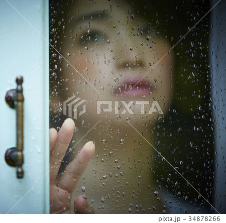 雨の日 自宅で過ごす女性の写真素材