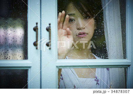 雨の日　自宅で過ごす女性 34878307