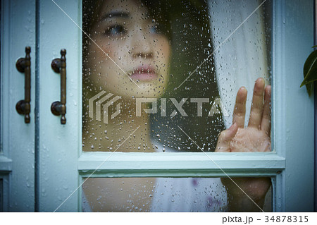 雨の日 自宅で過ごす女性 雨の日 自宅で過ごす女性 34878315
