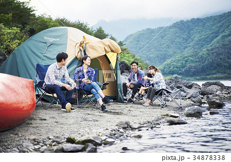 キャンプを楽しむ家族 キャンプを楽しむ家族 34878338