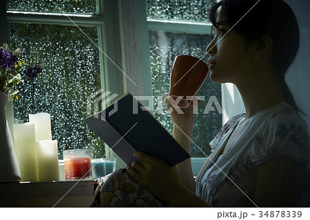 雨と静寂　自宅でリラックスする女性 34878339