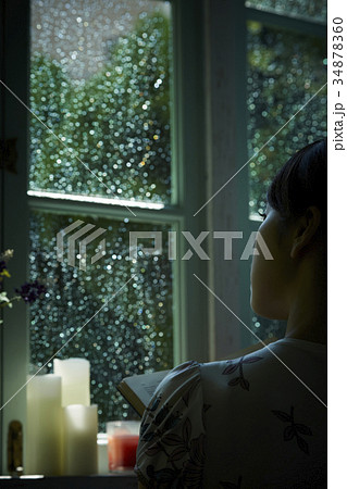 雨と静寂 自宅でリラックスする女性 雨と静寂 自宅でリラックスする女性 34878360