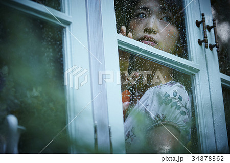 雨の日 自宅で過ごす女性 雨の日 自宅で過ごす女性 34878362