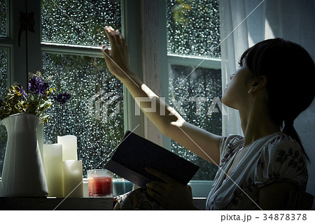 雨と静寂 自宅でリラックスする女性 雨と静寂 自宅でリラックスする女性 34878378