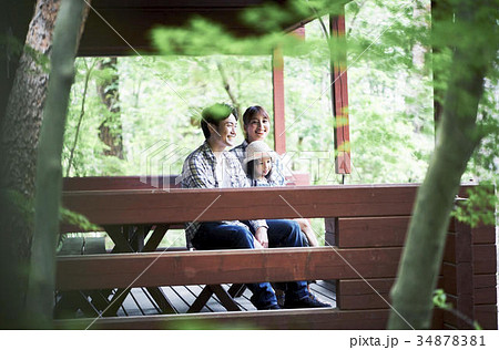 キャンプを楽しむ家族 34878381