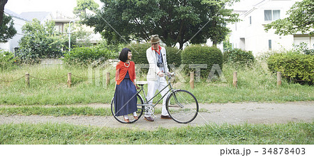 自転車に乗るシニアカップル 自転車に乗るシニアカップル 34878403
