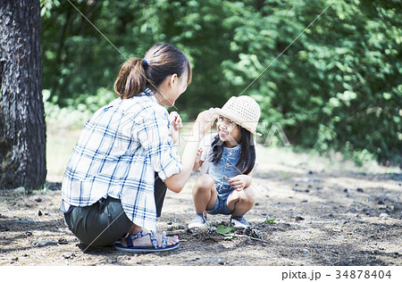 キャンプを楽しむ家族 キャンプを楽しむ家族 34878404