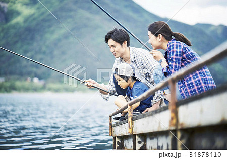 釣りを楽しむ家族の写真素材