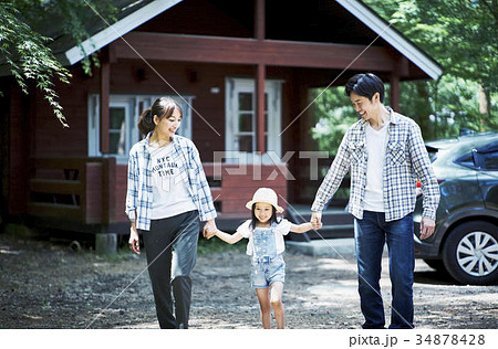 キャンプを楽しむ家族 34878428