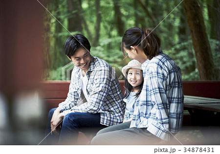 キャンプを楽しむ家族 34878431