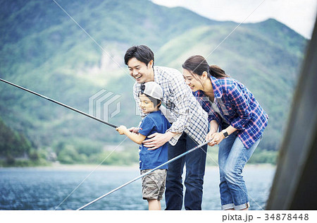 釣りを楽しむ家族 釣りを楽しむ家族 34878448