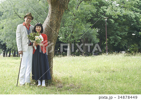 花束　サプライズ　シニアカップル 34878449