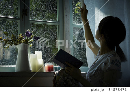 雨と静寂　自宅でリラックスする女性 34878471