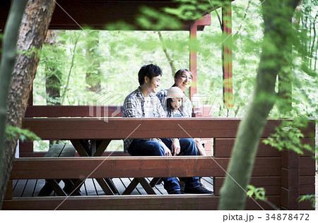 キャンプを楽しむ家族 34878472