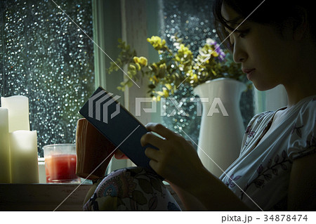 雨と静寂　自宅でリラックスする女性 34878474