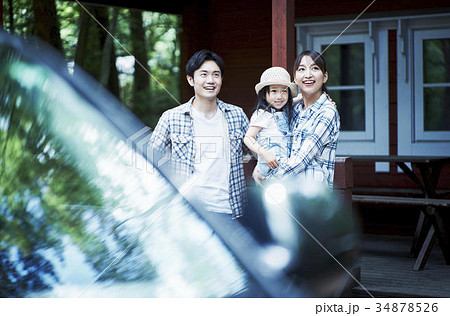 キャンプを楽しむ家族 34878526