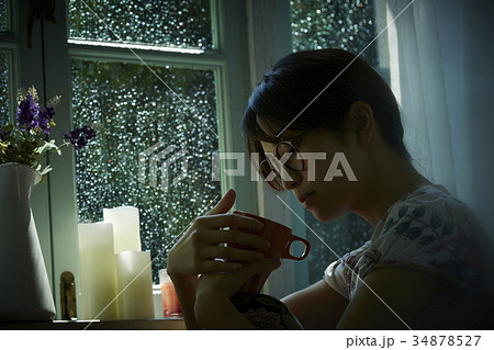雨と静寂　自宅でリラックスする女性 34878527