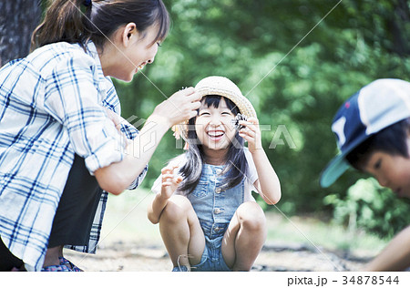 キャンプを楽しむ家族 34878544