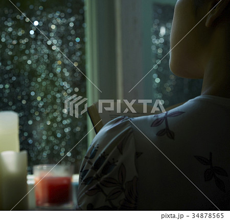 雨と静寂　自宅でリラックスする女性 34878565