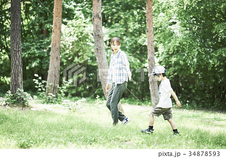 キャンプを楽しむ家族 34878593