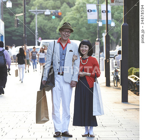 ショッピングを楽しむシニアカップル 34878594